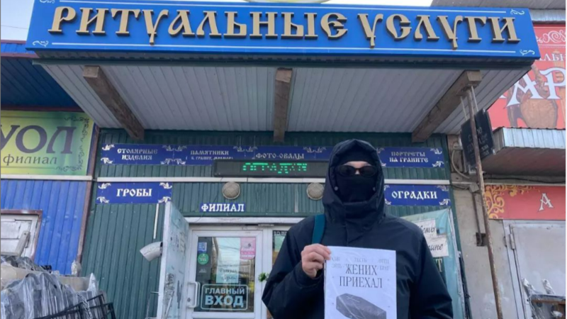 Активиста из Якутии оштрафовали за граффити Нет войне на трёх языках